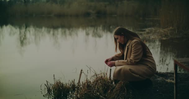 Retrato Una Chica Triste Deprimida Agraviada Por Destino Triste Contemplativa — Vídeos de Stock