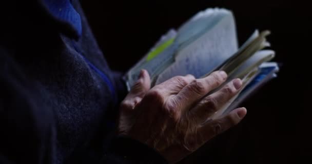 Крупним Планом Руки Старшого Чоловіка Шукають Документи Шукають Важливі Документи — стокове відео