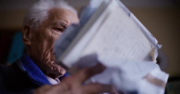 Закройте Руки Пожилого Человека Поисках Важных Документов Архива — стоковое видео