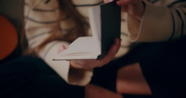 Die Frau Auf Dem Gemütlichen Sofa Verirrt Sich Ein Buch — Stockvideo