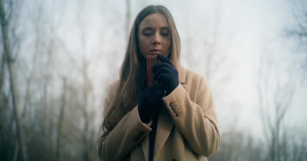 Retrato Una Mujer Reflexiva Contemplando Angustiada Leyendo Libro Parque — Vídeo de stock