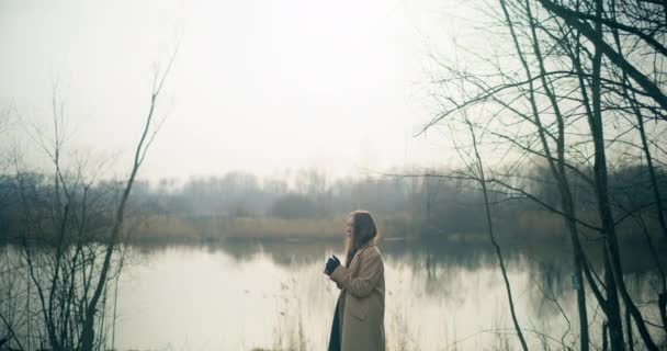 Portrait Une Femme Réfléchie Contemplant Affligée Lisant Livre Dans Parc — Video