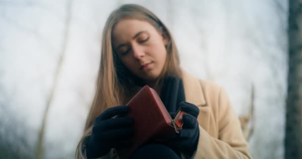 Portret Van Een Beschouwende Bedroefde Vrouw Die Een Boek Leest — Stockvideo