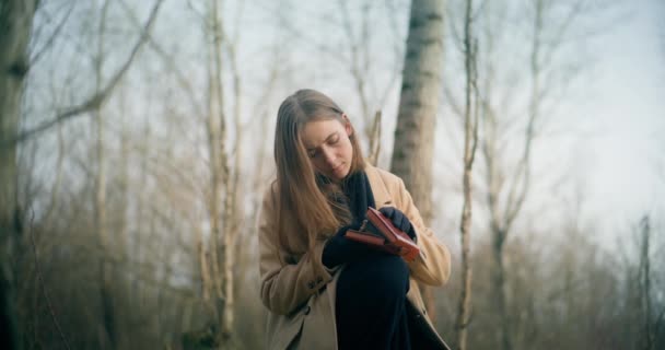Retrato Una Mujer Reflexiva Contemplando Angustiada Leyendo Libro Parque — Vídeo de stock