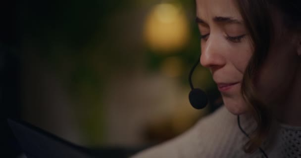 Kulaklık Takmış Meşgul Bir Kadını Müşterisiyle Konuşuyor Profesyonel Bir Tavır — Stok video