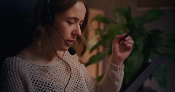 Zajęta Bizneswoman Słuchawkach Jest Zaangażowana Rozmowę Klientem Wykazując Profesjonalne Podejście — Wideo stockowe