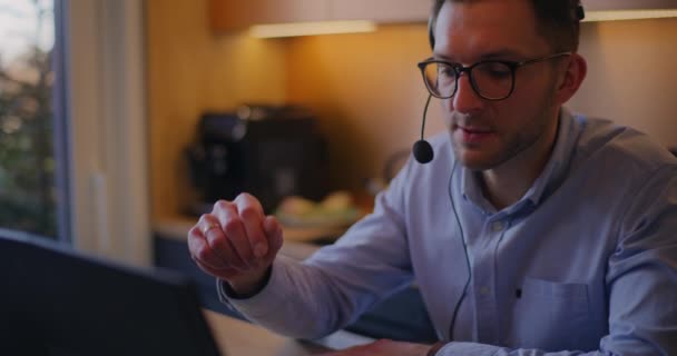 Επιχειρηματίας Επικεντρώνεται Στην Εργασία Του Για Φορητό Υπολογιστή Στην Άνεση — Αρχείο Βίντεο