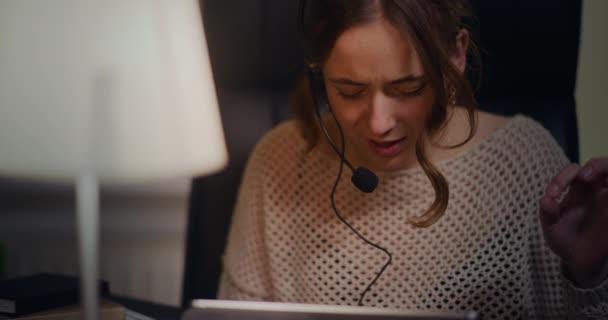 Kulaklık Takmış Meşgul Bir Kadını Müşterisiyle Konuşuyor Profesyonel Bir Tavır — Stok video