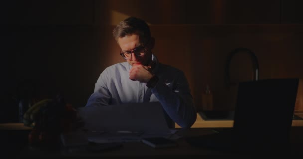 Affärsman Uppslukad Tanken När Han Arbetar Sin Bärbara Dator Hans — Stockvideo