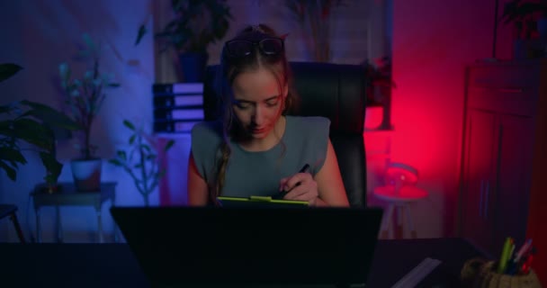 Mujer Enfocada Sienta Frente Portátil Totalmente Inmersa Trabajo Como Programadora — Vídeo de stock