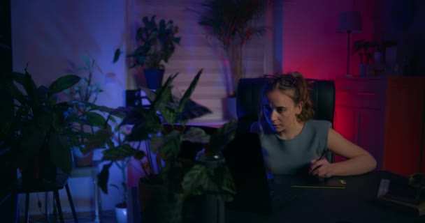 Gerichte Vrouw Zit Voor Haar Laptop Volledig Ondergedompeld Haar Werk — Stockvideo