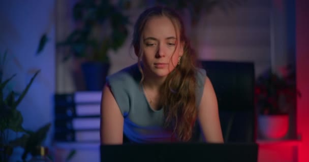 Odaklanmış Bir Kadın Dizüstü Bilgisayarının Önünde Oturuyor Kendini Bilişim Programcısı — Stok video