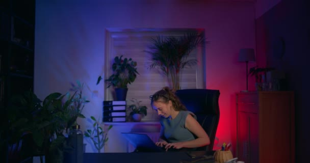 Zaostřená Žena Sedí Před Svým Laptopem Plně Ponořená Své Práce — Stock video
