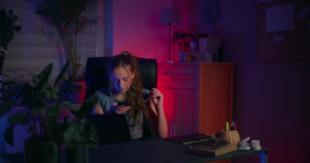 集中した女性はノートパソコンの前に座り Itプログラマーとしての仕事に完全に没頭しています — ストック動画