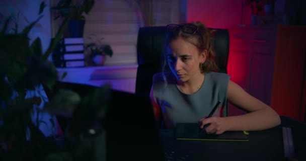 集中した女性はノートパソコンの前に座り Itプログラマーとしての仕事に完全に没頭しています — ストック動画