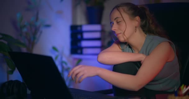 Fokuserad Kvinna Sitter Framför Sin Bärbara Dator Helt Nedsänkt Sitt — Stockvideo