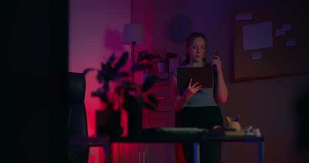 Odaklanmış Bir Kadın Dizüstü Bilgisayarının Önünde Oturuyor Kendini Bilişim Programcısı — Stok video