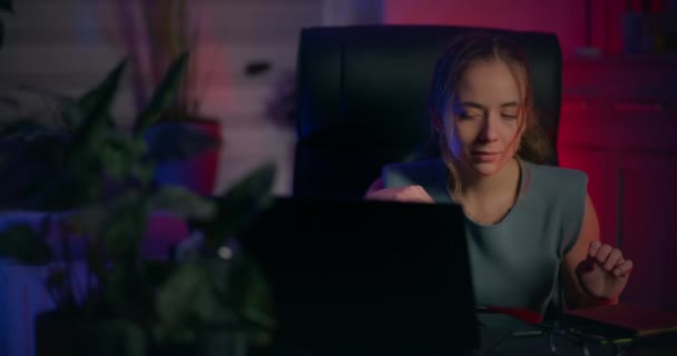 Mulher Focada Senta Frente Seu Laptop Totalmente Imersa Seu Trabalho — Vídeo de Stock