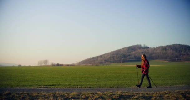 Mujer Está Realizando Caminatas Nórdicas Aire Libre Disfrutando Los Beneficios — Vídeo de stock