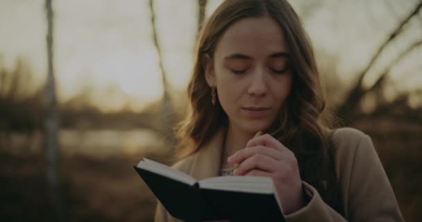 Στοχαστική Γυναίκα Βαθιά Απορροφημένος Ένα Βιβλίο Έχασε Στη Σκέψη Και — Αρχείο Βίντεο