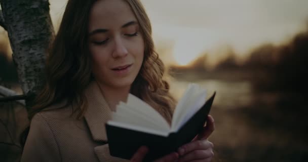 沉思的女人沉醉在一本书里 陷入沉思 周围环绕着宁静祥和的环境 为反思提供了完美的氛围 — 图库视频影像