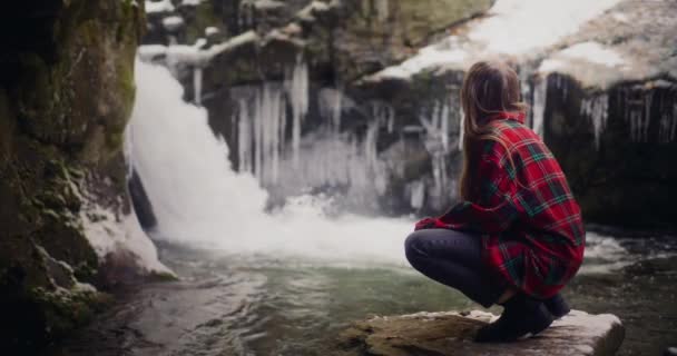 Kvinnlig Resenär Finner Inre Frid Naturens Skönhet Vandring Genom Bergskedjor — Stockvideo