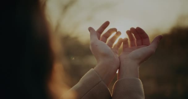 Citra Menakjubkan Dari Seorang Wanita Berjemur Kehangatan Matahari Menangkap Esensi — Stok Video