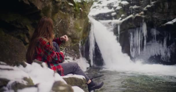 Femeie Călător Găsește Pacea Interioară Frumusețea Naturii Drumeții Prin Lanțuri — Videoclip de stoc