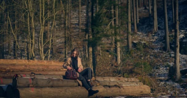 Vacker Vinterdag Går Kvinnlig Turist Genom Majestätiska Bergen Tar Den — Stockvideo