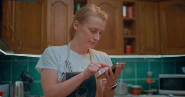 Žena Připravuje Jídlo Své Kuchyni Ona Používá Různé Ingredience Kuchyňské — Stock video