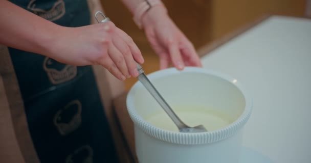 Vrouw Bereidt Eten Haar Thuiskeuken Gebruikt Verschillende Ingrediënten Keukengerei Een — Stockvideo