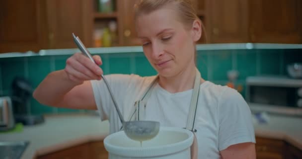 女人正在自家厨房准备食物 她用各种配料和厨房用具做一顿美餐 — 图库视频影像