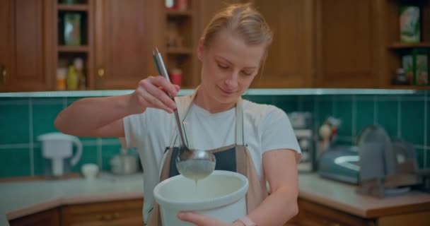 Mujer Está Preparando Comida Cocina Casera Ella Está Utilizando Varios — Vídeo de stock