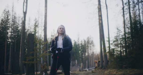 Frau Genießt Nordic Walking Den Bergen Und Wäldern Wanderungen Und — Stockvideo