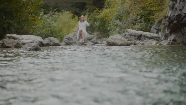 Mulher Fica Frente Uma Majestosa Cachoeira Montanha Tendo Sua Beleza — Vídeo de Stock