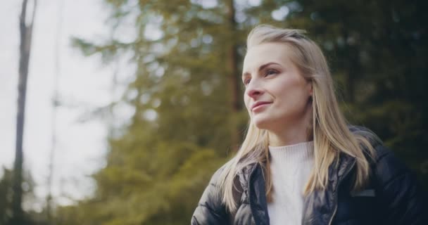 Kadınlar Dağlarda Ormanlarda Skandinav Yürüyüşlerini Yürüyüşleri Açık Hava Aktivitelerini Sever — Stok video