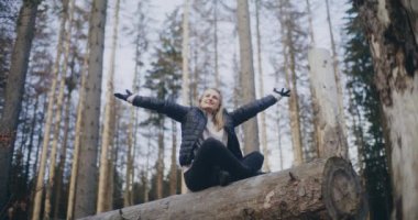 Kadınlar dağlarda ve ormanlarda İskandinav yürüyüşlerini, yürüyüşleri ve açık hava aktivitelerini sever. Formda kalmak ve doğayı keşfetmek için.