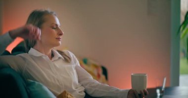 Huzurlu gölün kıyısında, doğanın güzellikleriyle çevrili dalgın bir kadın. Derin düşüncelere dalmış..