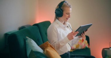 Huzurlu gölün kıyısında, doğanın güzellikleriyle çevrili dalgın bir kadın. Derin düşüncelere dalmış..