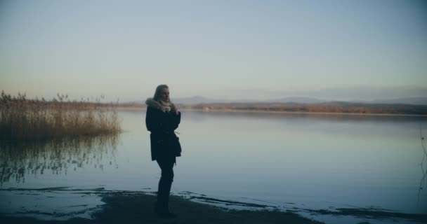 Mulher Pensativa Junto Lago Tranquilo Rodeada Pela Beleza Natureza Profundo — Vídeo de Stock
