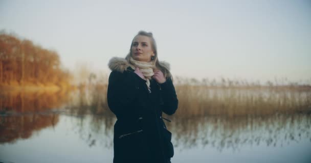 Pensiv Kvinna Vid Den Lugna Sjön Omgiven Naturens Skönhet Djupt — Stockvideo