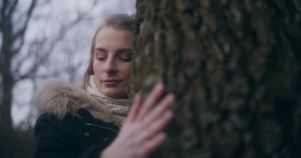 Femme Pensive Bord Lac Tranquille Entourée Par Beauté Nature Profondément — Video