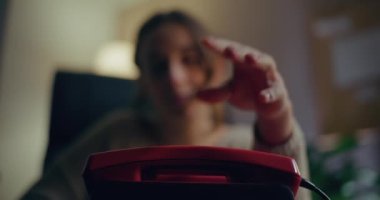 Huzurlu gölün kıyısında, doğanın güzellikleriyle çevrili dalgın bir kadın. Derin düşüncelere dalmış..