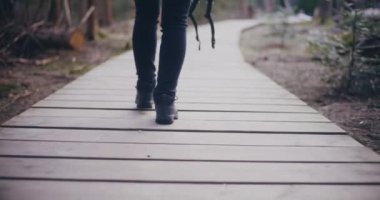 Huzurlu gölün kıyısında, doğanın güzellikleriyle çevrili dalgın bir kadın. Derin düşüncelere dalmış..