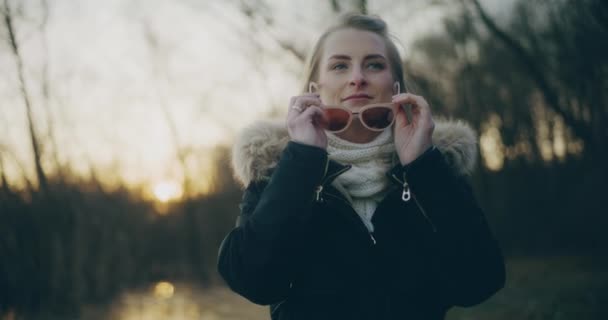 Energische Frau Ruhigen See Umgeben Von Der Schönheit Der Natur — Stockvideo