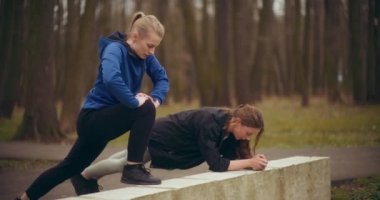 Parkta koşan ve egzersiz yapan kadınlar sağlık ve sağlık açısından harika bir gösteridir.. 