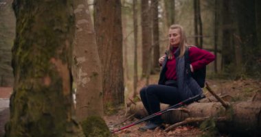 Kadınlar dağlarda ve ormanlarda İskandinav yürüyüşlerini, yürüyüşleri ve açık hava aktivitelerini sever. Formda kalmak ve doğayı keşfetmek için.