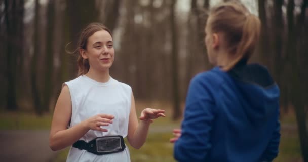 Женщины Бег Трусцой Упражнения Парке Является Прекрасным Проявлением Здоровья Фитнеса — стоковое видео