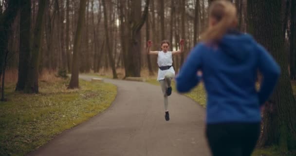 Las Mujeres Corriendo Haciendo Ejercicio Parque Una Maravillosa Muestra Salud — Vídeos de Stock