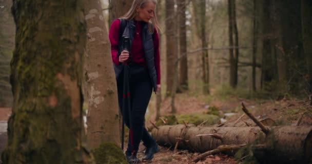 Mujer Disfruta Caminar Nórdico Las Montañas Bosques Excursión Participar Actividades — Vídeos de Stock